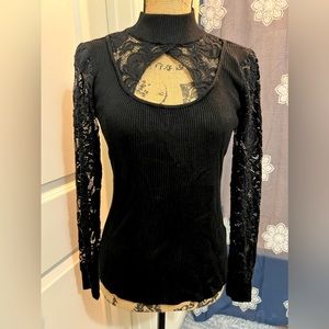 Lace sleeved top🥀